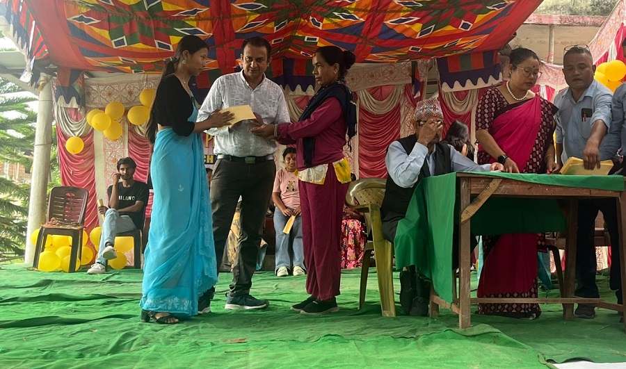 पूर्वविद्यार्थी कोषबाट विद्यार्थीलाई छात्रवृत्ति