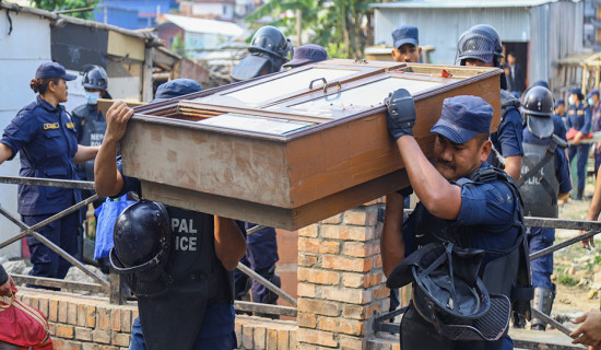 थापाथली सुकुम्बासी बस्तीमा डोजर चलाइयो