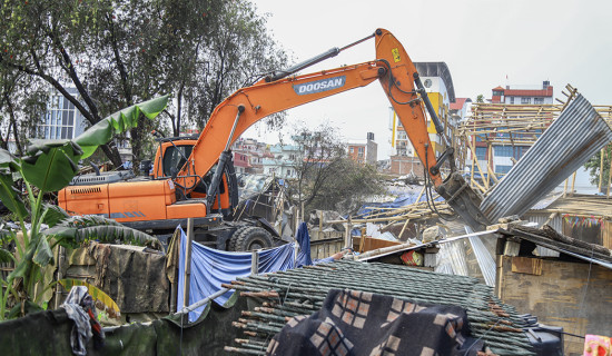 थापाथली सुकुम्बासी बस्तीमा चल्यो डोजर