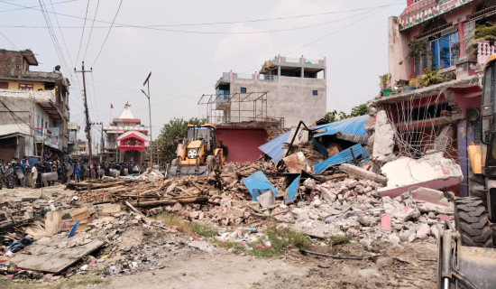 ढल्केबरमा ५३ वर्षदेखि अतिक्रमित सडकका संरचना हटाइयो