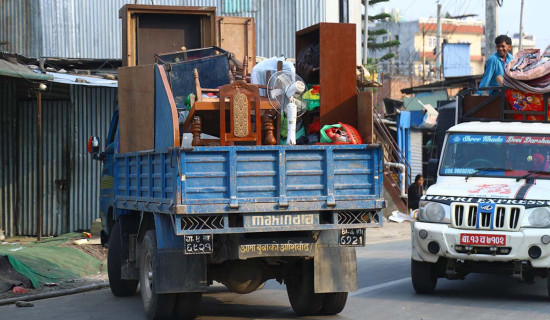 सरकार थापाथलीको अव्यवस्थित बस्ती हटाउन सफल: विस्थापितलाई सुन्दरीघाटमा व्यवस्थापन