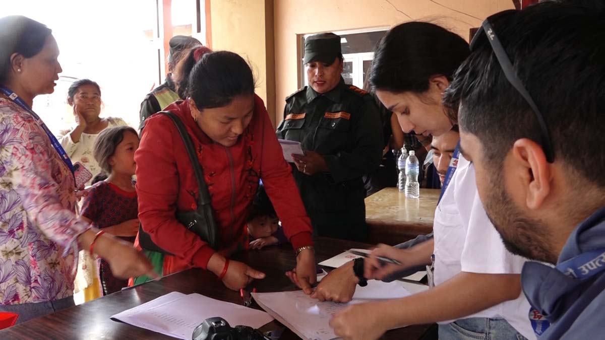 थापाथलीका विस्थापित सरकारी सम्पर्कमा: रङ्गशालामा डेस्क स्थापना गरी तथ्याङ्क सङ्कलन