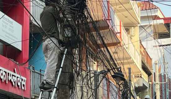 सहरमा गुजुल्टिएका तार हटाइँदै