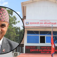 अयोध्याबाट आएका जयन्तीलाई  खाना ख्वाइँदै