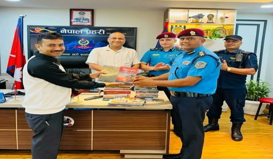 जिल्ला प्रहरी कार्यालयलाई पुस्तक हस्तान्तरण