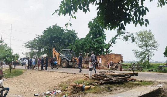 वर्षाका कारण मध्यपहाडी लोकमार्ग अवरुद्ध