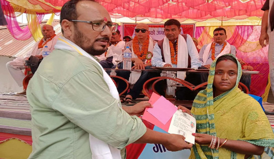 डाक्नेश्वरीका ३४६ परिवारलाई जग्गाधनी प्रमाणपुर्जा वितरण