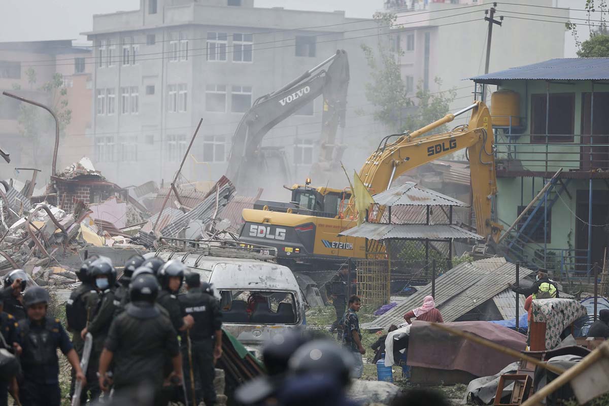 जोखिमयुक्त क्षेत्रका बासिन्दालाई सुरक्षित स्थानमा स्थानान्तरण गर्दै सरकार