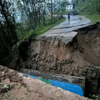 तीन वर्ष बित्यो, बनेन सडक