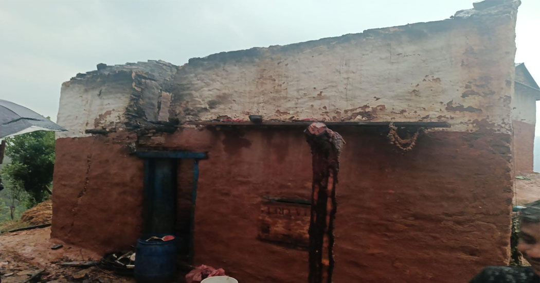 चट्याङले घर जल्यो, ६ जनाको परिवार विस्थापित