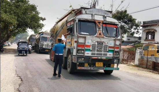 तीन गाडीको भार एउटै ट्रकमा