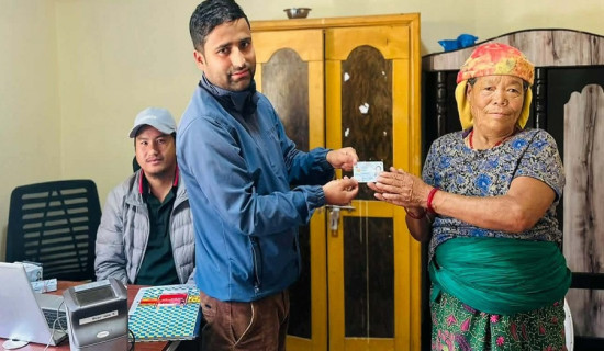 म्याग्दीमा वडामै पुगेर राष्ट्रिय परिचयपत्र वितरण