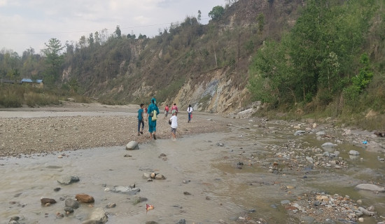 बाढीले सडक बगाउँदा चुरेभेगमा सवारी आवागमन रोकियो