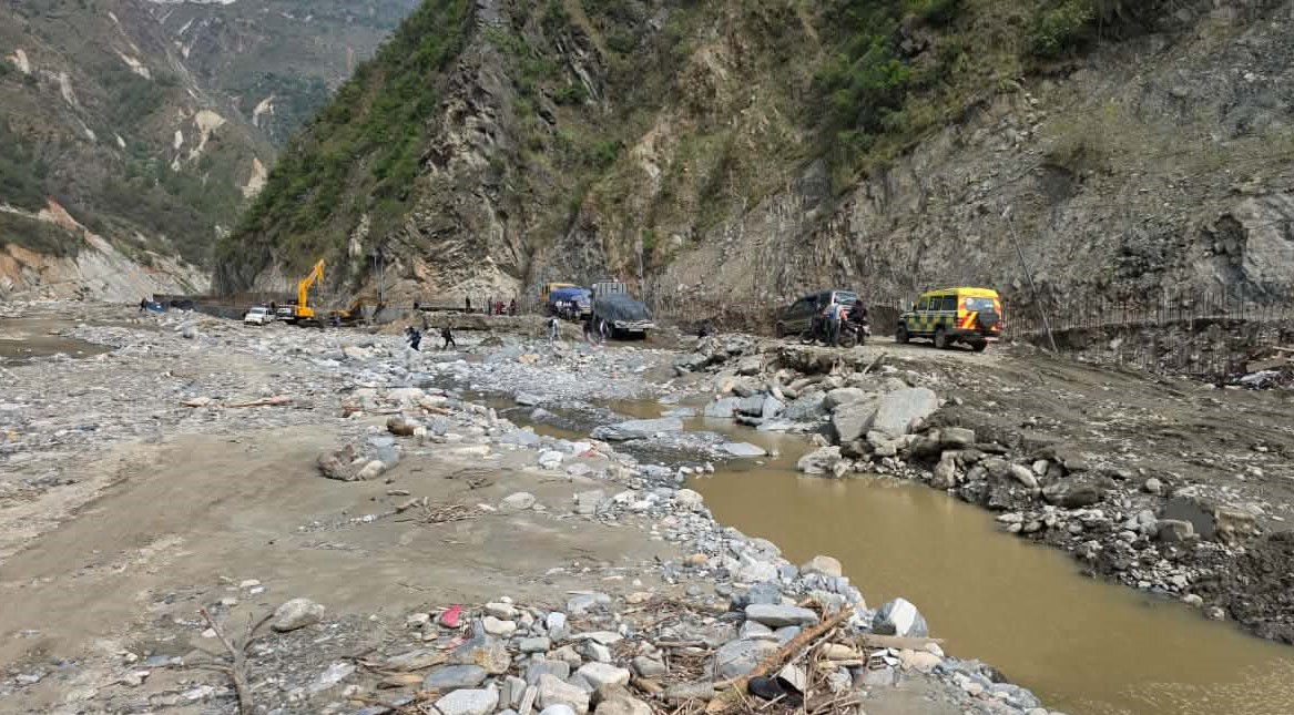 तीन दिनदेखि बन्द विपी राजमार्गको आवागमन खुल्यो