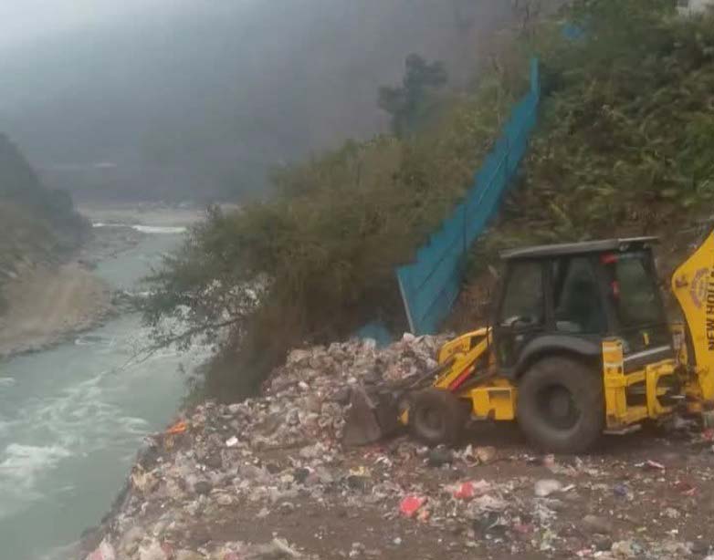 महाकाली नदीमा दुई देशको फोहोर : प्लास्टिक र सिसाजन्य वस्तु अधिक