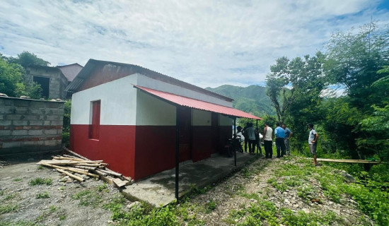 विपन्न चेपाङ समुदायलाई पालिकाद्वारा आवास सुविधा