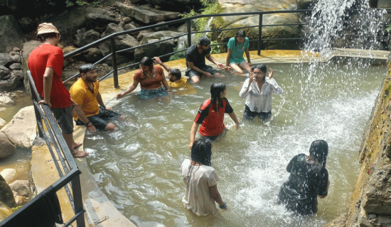 आमपानी झरनामा बढे पर्यटक