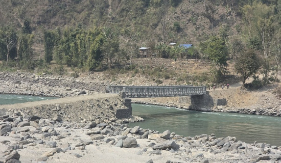 तराई जोड्ने बेलिब्रिज हट्दै, खोटाङका नागरिक सास्तीमा