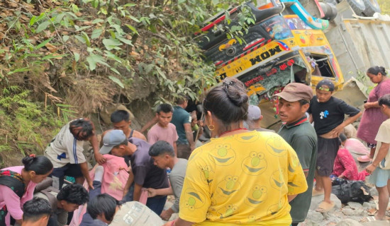 टिप्पर दुर्घटनामा तीन जना गम्भीर घाइते