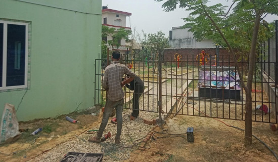 बाजुरामा उम्मेदवारहरू मतदाता घरदैलोमा पुग्दै