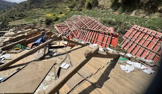 गुर्जामा हावाहुरीले विद्यालयको छाना उडाएपछि पठनपाठन प्रभावित