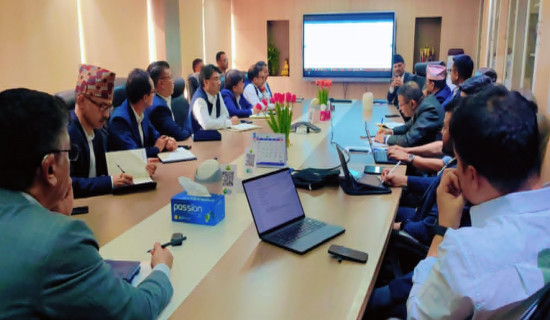 नाकाबन्दीले इरान थिचिँदै