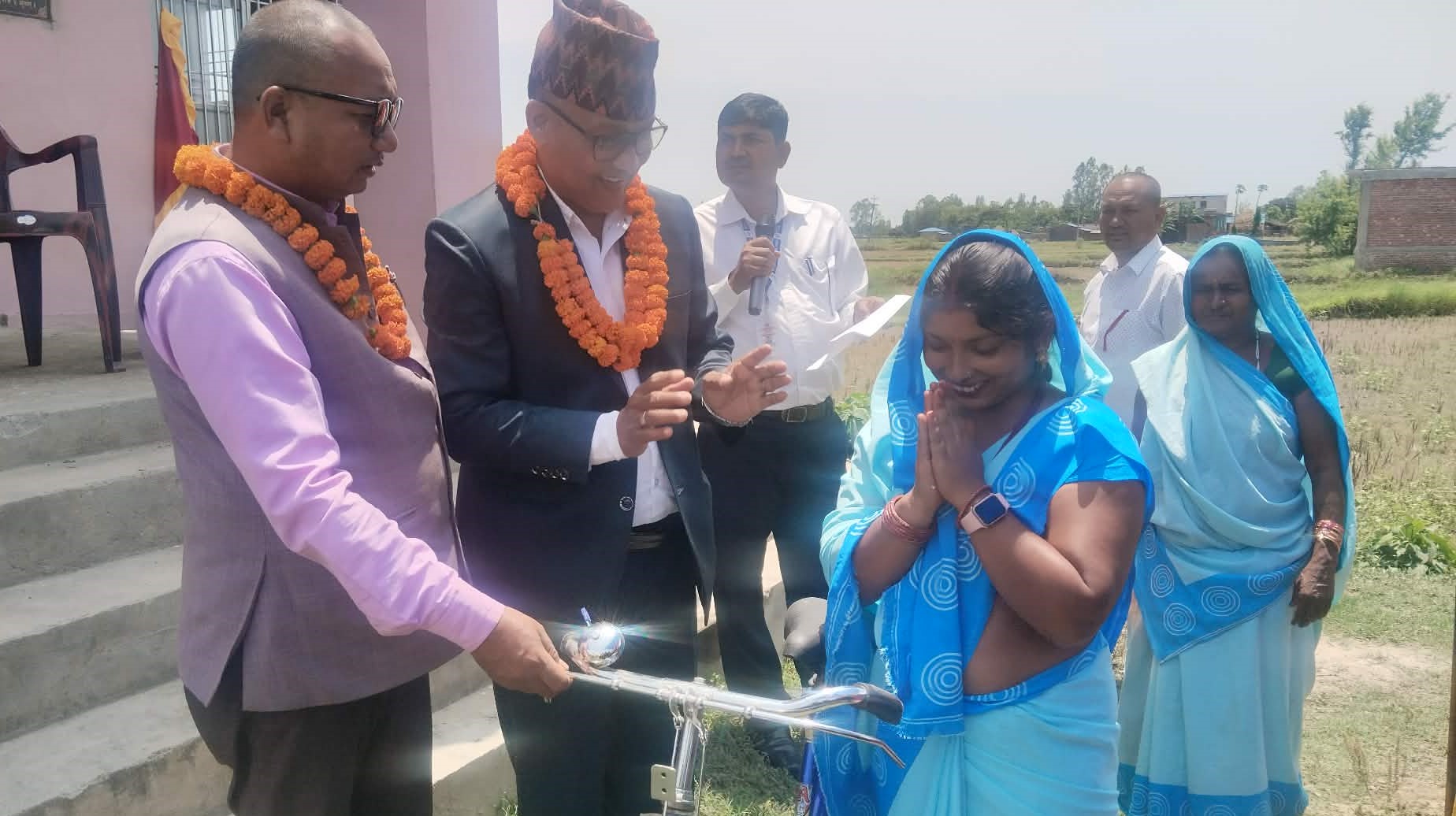 स्वास्थ्य स्वयमसेविकालाई साइकल सहयोग