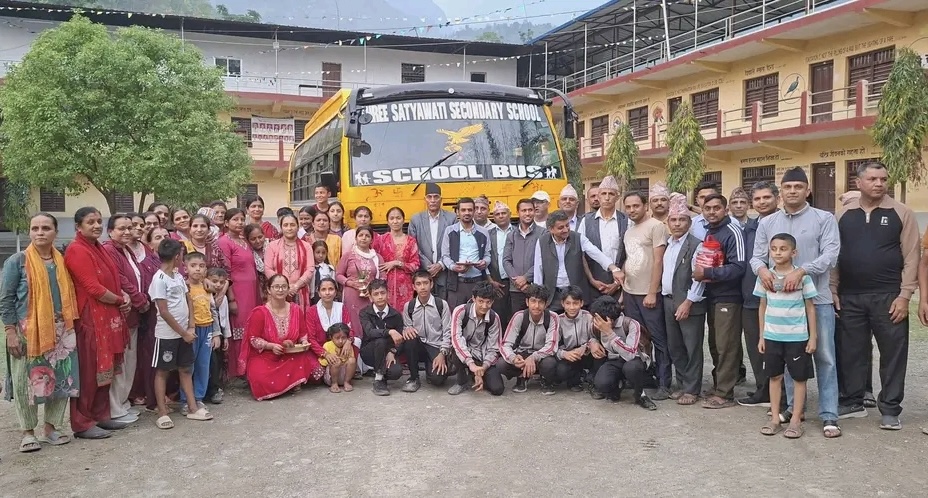 रकम संकलन गरी स्कुल बस सञ्चालन