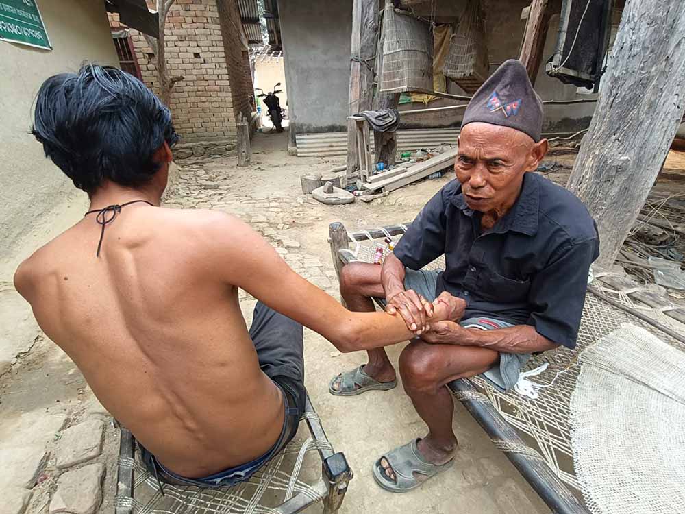 विपन्नका लागि साहारा बन्दै 'गाउँले डाक्टर' हरिलाल