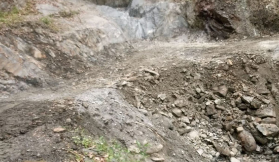 बर्खा सुरु नहुँदै  भत्किन थाले सडक