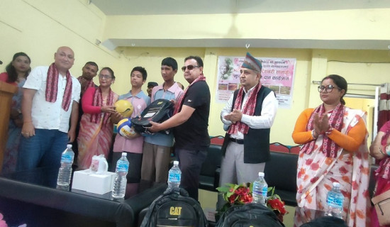 असहाय बालबालिकालाई सहयोग सामग्री वितरण