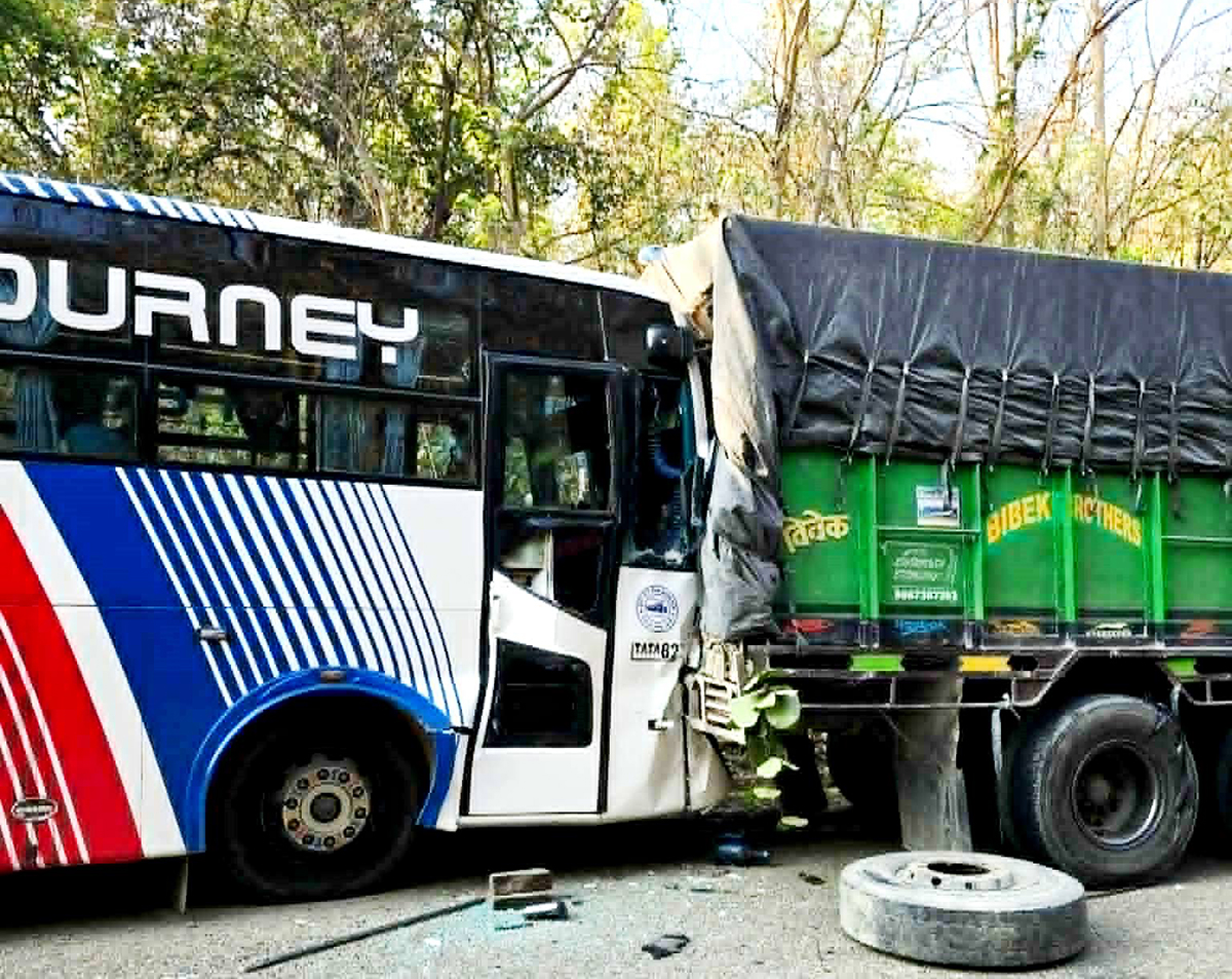 रोकिराखेको ट्रकमा यात्रुवाहक बस ठोक्किँदा ३८ जना घाइते