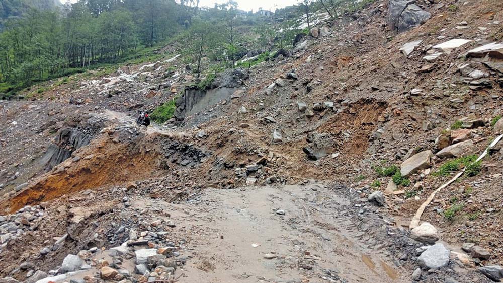 पहिरोले तातोपानी नाका सडक बन्द