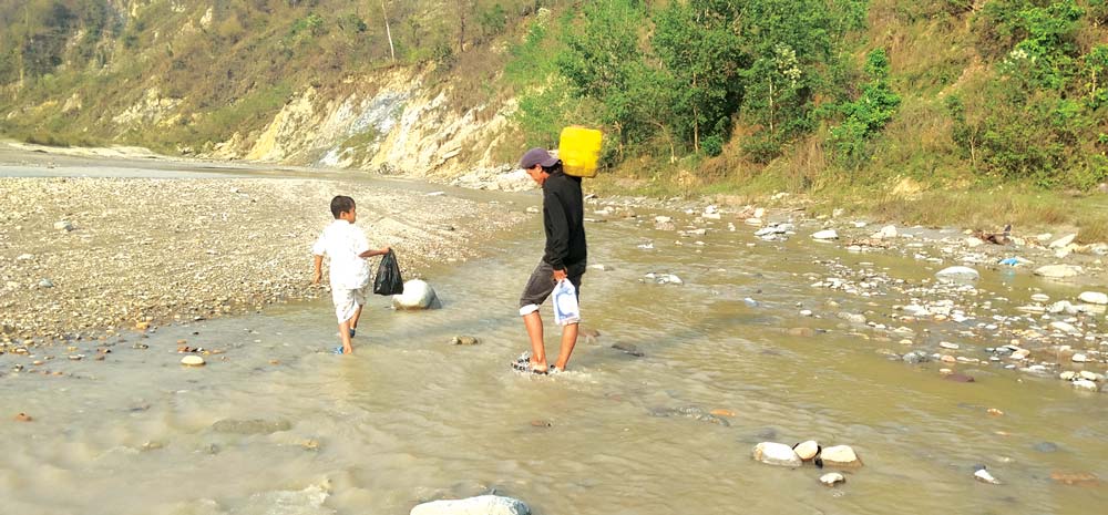 बाढीले बाटो बगाएपछि हैरानी