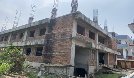 निर्माण व्यवसायीको लापरबाहीले राजस्व कार्यालयको भवन अलपत्र