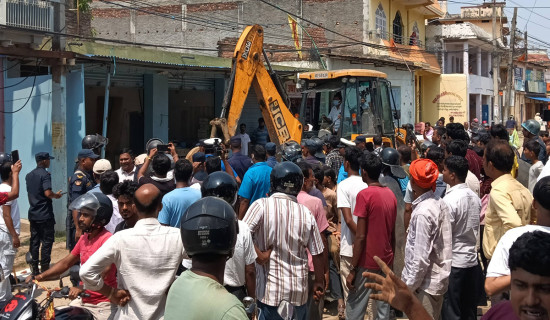 मलङ्गवामा सडक अतिक्रमण हटाउन डोजर चलाइयो