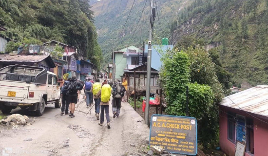 मनाङ आउने पर्यटक घटे, होटल बुकिङ कमजोर