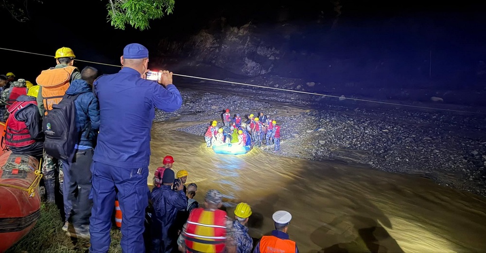 रोसी बाढीमा फसेका ८९ यात्रुको नौ घण्टापछि उद्धार