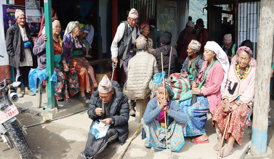 घर आँगनमै भत्ता पाएपछि वृद्धवृद्धा दङ्ग