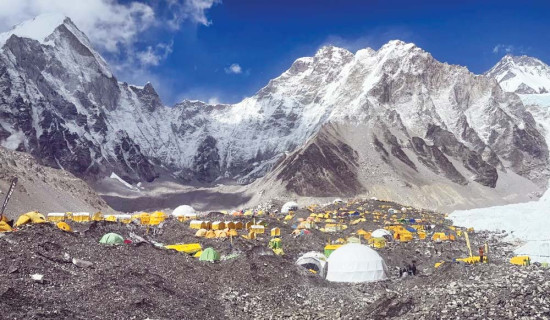 आधार शिविरमा सानो बजार
