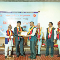 आधार शिविरमा सानो बजार