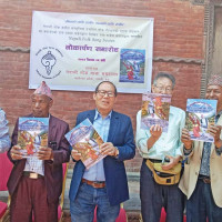 आधार शिविरमा सानो बजार