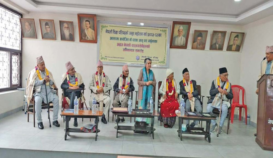 आधार शिविरमा सानो बजार