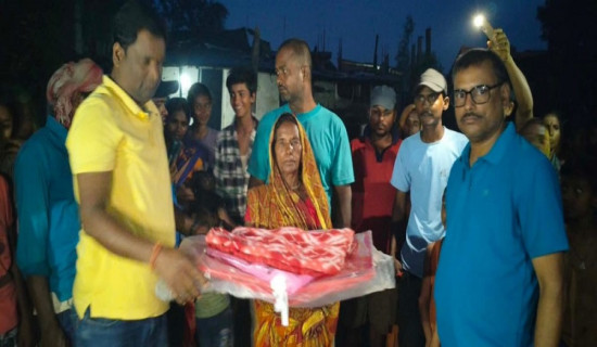 सप्तरीमा अग्निपीडित परिवारलाई राहत वितरण