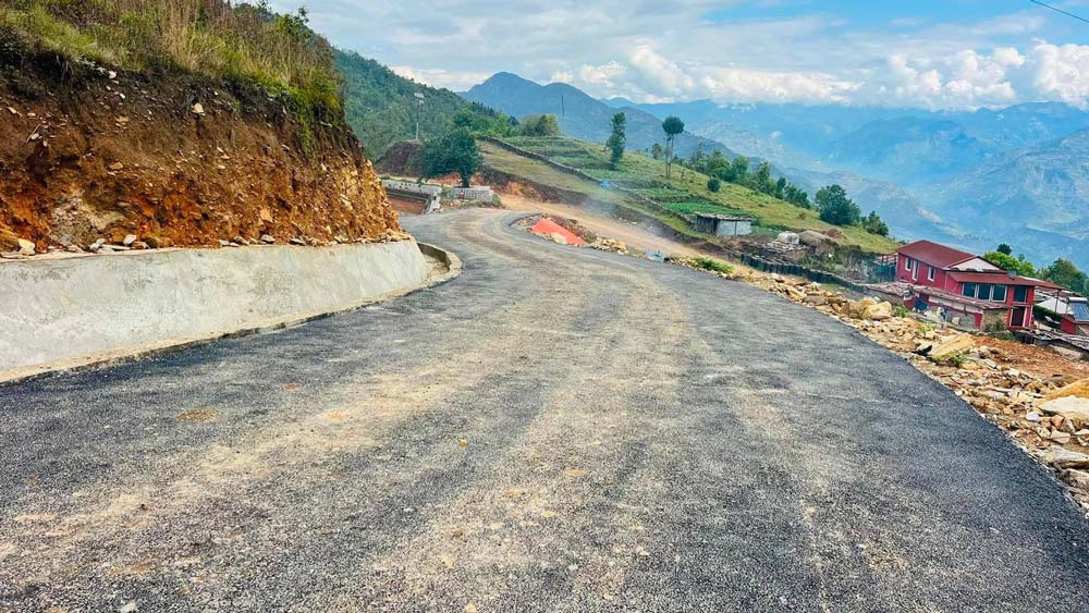 दुई दशकपछि सडक कालोपत्रे