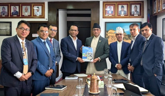 अर्थमन्त्रीलाई राष्ट्र बैँकको आर्थिक र वित्तीय प्रतिवेदन पेस