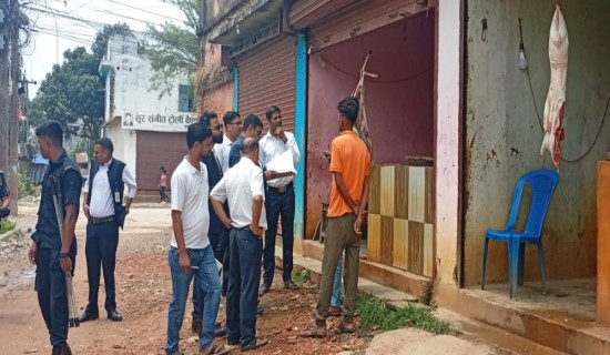 राजविराजमा बजार अनुगमनः कुहिएको मासु बरामद, पसल सिल