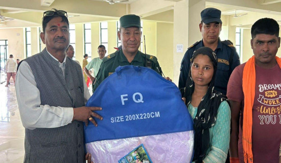 होल्डिङ सेन्टरका सुकुमवासीलाई झुल वितरण
