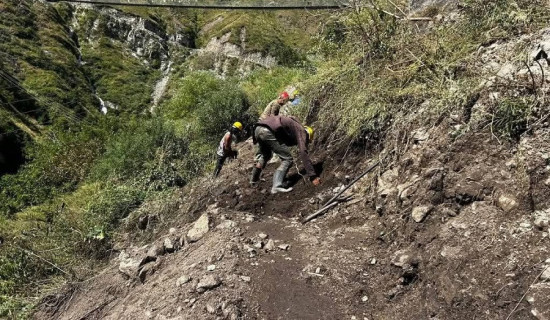 होल्डिङ सेन्टरका सुकुमवासीलाई झुल वितरण