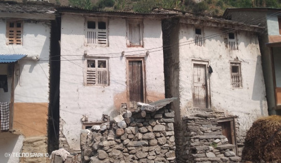 गरिबीले गाउँ रित्तिँदै, घर भत्किँदै र जमिन बाँझिँदै